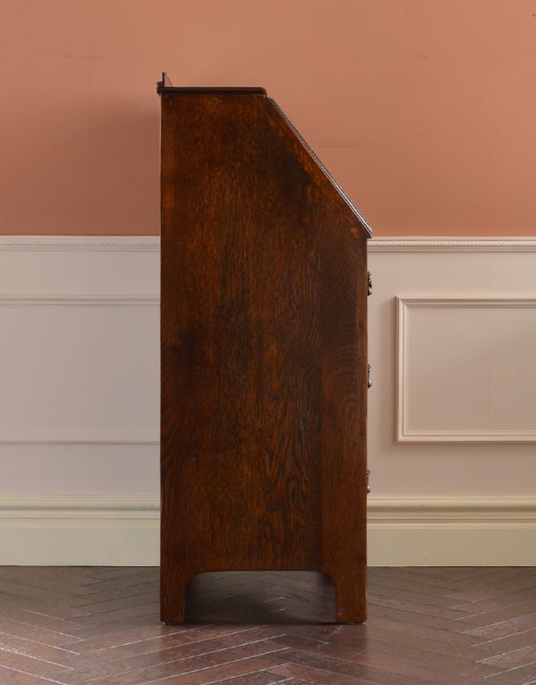 アンティーク家具 シックな英国のアンティーク家具、小ぶりなビューロー(デスク)。ビューローを閉じると、スッキリとしたキャビネットに。(k-940-f)