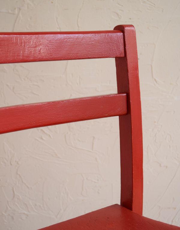 キッチンチェア　アンティーク チェア　イギリスから届いたアンティーク椅子、赤い色のチャイルドチェア。キズや汚れ、木目や色は1脚1脚微妙に違いますが、どれもキレイに仕上げています。(k-943-c)