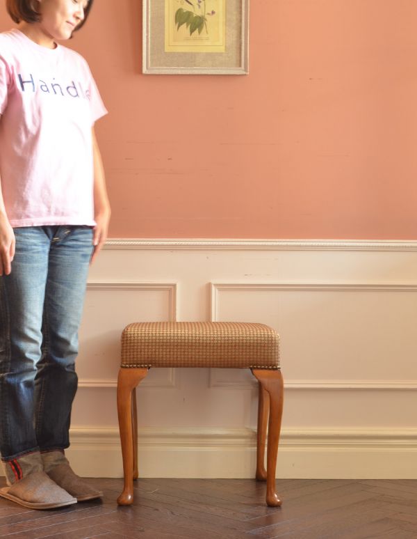 スツール・オットマン　アンティーク チェア　美しい猫脚のアンティークチェア、布張り座面のスツール。飾っても使っても楽しめる椅子です。(k-947-c)