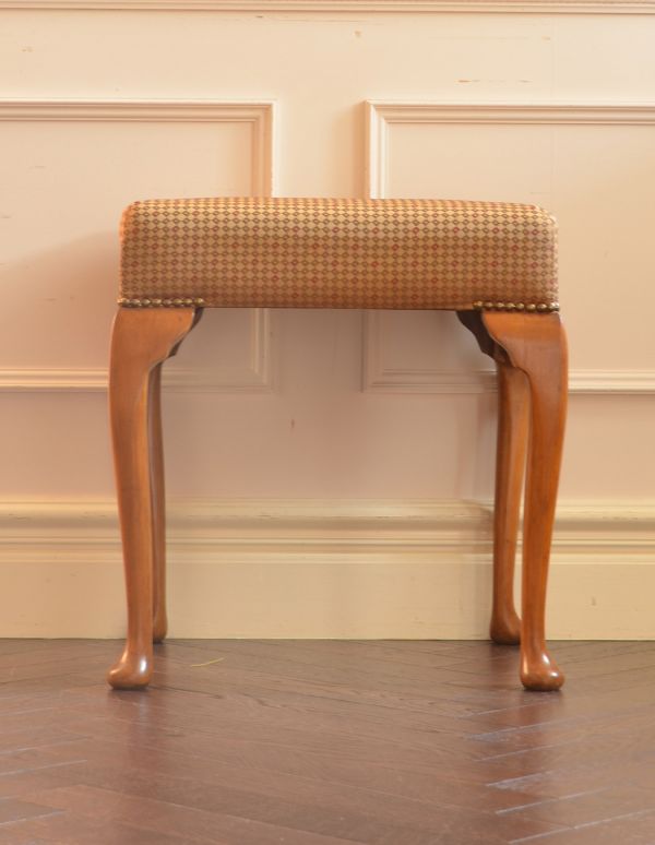 スツール・オットマン　アンティーク チェア　美しい猫脚のアンティークチェア、布張り座面のスツール。アンティークのため、多少のキズや汚れはありますが、使用上は問題ありませんのでご安心くださいね。(k-947-c)