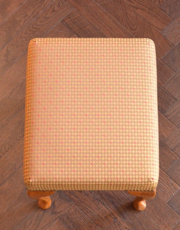 スツール・オットマン　アンティーク チェア　美しい猫脚のアンティークチェア、布張り座面のスツール。すわり心地がいい座面。(k-947-c)