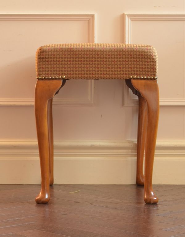 スツール・オットマン　アンティーク チェア　美しい猫脚のアンティークチェア、布張り座面のスツール。サイドから見るとこんな感じ。(k-947-c)