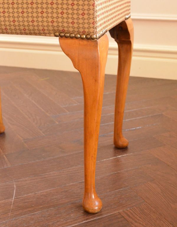 スツール・オットマン　アンティーク チェア　美しい猫脚のアンティークチェア、布張り座面のスツール。メンテナンスをしっかりしているので、男性の方でも安心してお掛けください。(k-947-c)