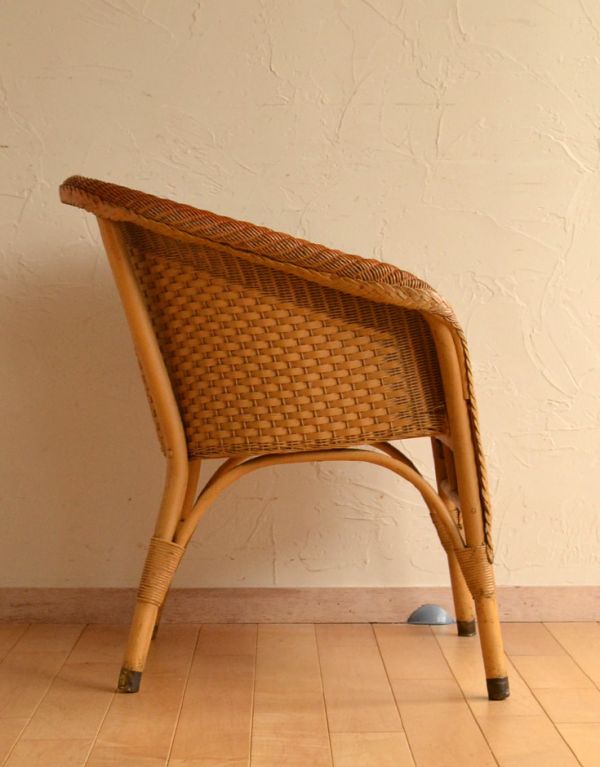 ロイドルーム アンティーク チェア アンティークのロイドルームチェア、大人っぽいベージュ色のリビングチェア。後ろ姿もかわいらしいロイドルームチェア!支えもしっかりしています。(k-955-c)