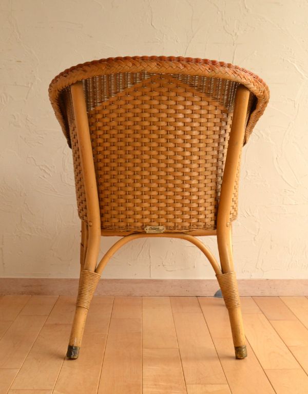 ロイドルーム アンティーク チェア アンティークのロイドルームチェア、大人っぽいベージュ色のリビングチェア。背もたれがゆるやかにカーブしているので、深く腰掛けるとよりリラックスできます。(k-955-c)