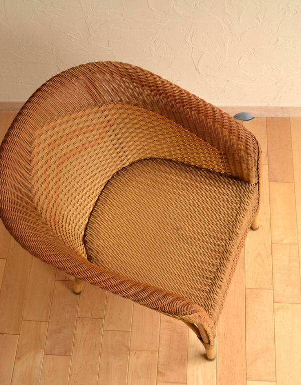 ロイドルーム アンティーク チェア アンティークのロイドルームチェア、大人っぽいベージュ色のリビングチェア。座面は広々していて、キレイにペイントされています。(k-955-c)