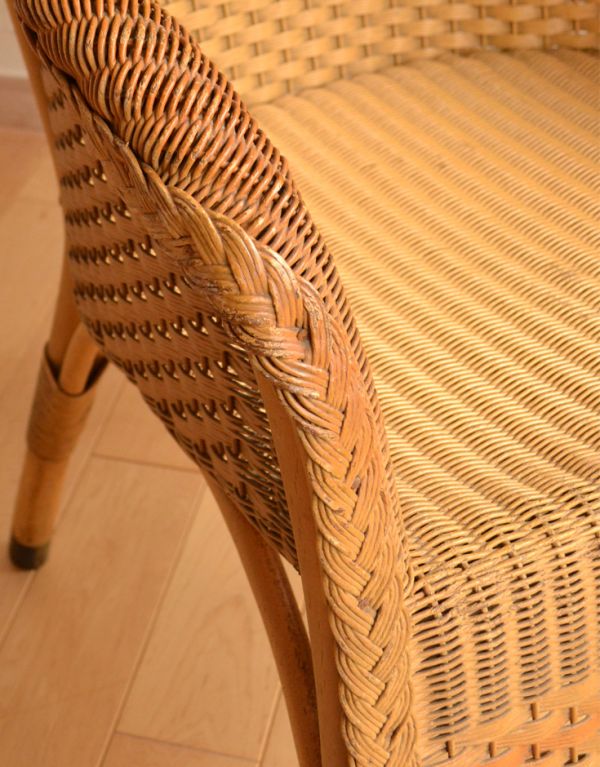 ロイドルーム アンティーク チェア アンティークのロイドルームチェア、大人っぽいベージュ色のリビングチェア。アームがあるので肘を置くととっても楽です。(k-955-c)