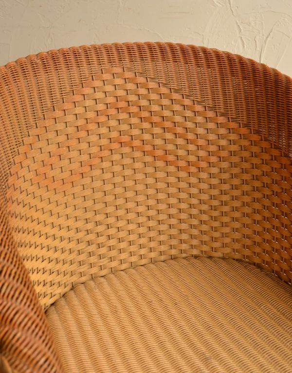 ロイドルーム アンティーク チェア アンティークのロイドルームチェア、大人っぽいベージュ色のリビングチェア。可愛い編み目模様もロイドルームの魅力の一つ。(k-955-c)