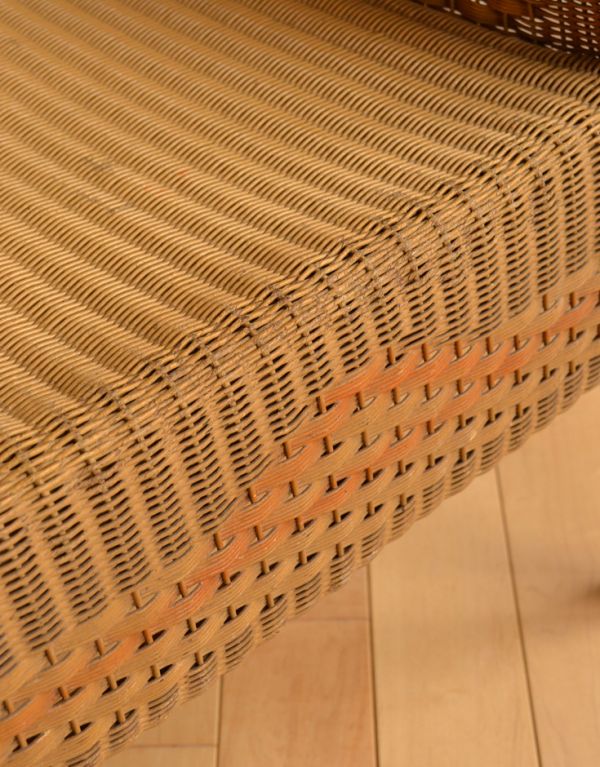 ロイドルーム アンティーク チェア アンティークのロイドルームチェア、大人っぽいベージュ色のリビングチェア。デザインの入った編み目があります。(k-955-c)