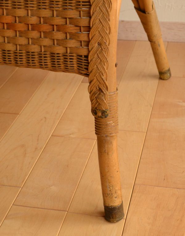 ロイドルーム アンティーク チェア アンティークのロイドルームチェア、大人っぽいベージュ色のリビングチェア。メンテナンスをしっかりしているので大柄な男性でも安心してお掛けください。(k-955-c)