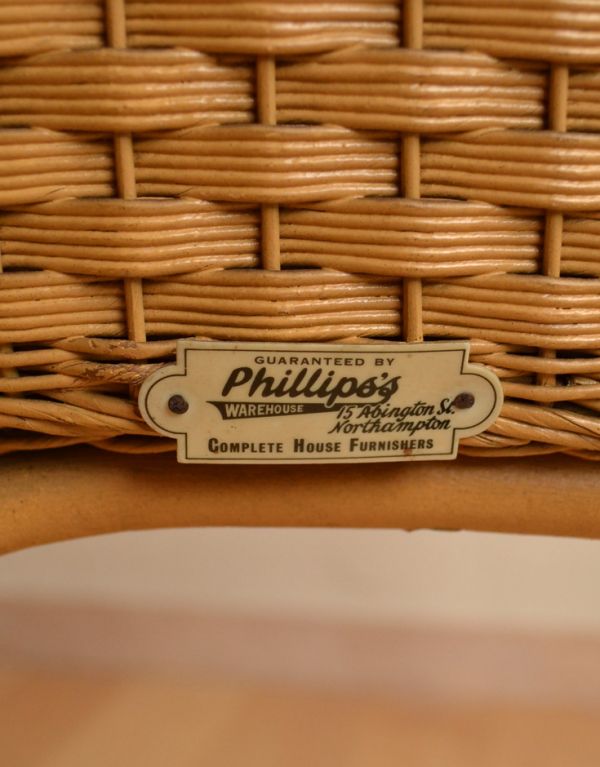 ロイドルーム アンティーク チェア アンティークのロイドルームチェア、大人っぽいベージュ色のリビングチェア。ロイドルームのタグが残っています。(k-955-c)