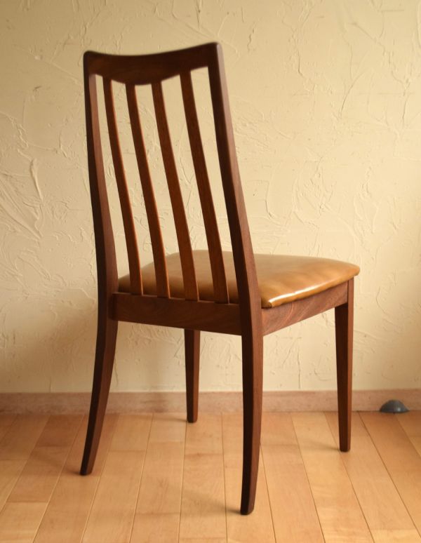 ダイニングチェア　アンティーク チェア　ビンテージの北欧インテリア、かっこいいG-planのダイニングチェア。後ろから見てもとっても素敵なデザインです。(k-959-c)