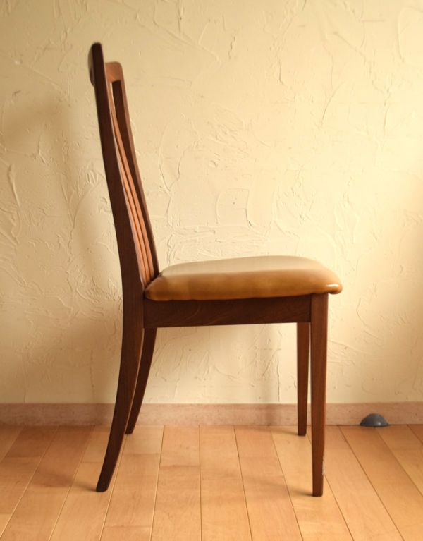 ダイニングチェア　アンティーク チェア　ビンテージの北欧インテリア、かっこいいG-planのダイニングチェア。横から見た感じ。(k-959-c)