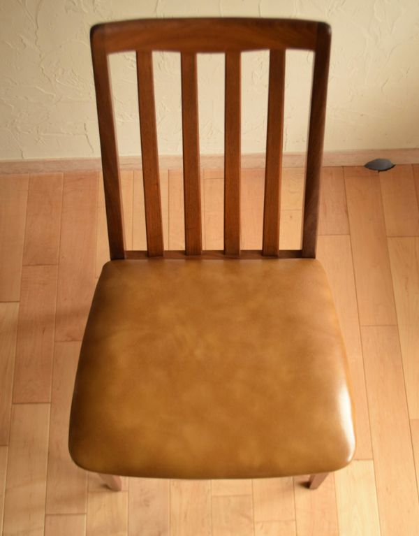 ダイニングチェア　アンティーク チェア　ビンテージの北欧インテリア、かっこいいG-planのダイニングチェア。クッション付きの座面なので、長時間座っても疲れません。(k-959-c)