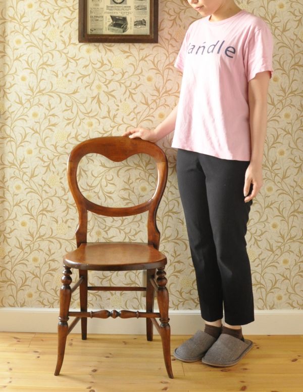 板座面 アンティーク チェア 可愛いアンティ−クチェア、木製のキッチンチェア。キッチンチェアは可愛いのでいつも大人気。(k-962-c)