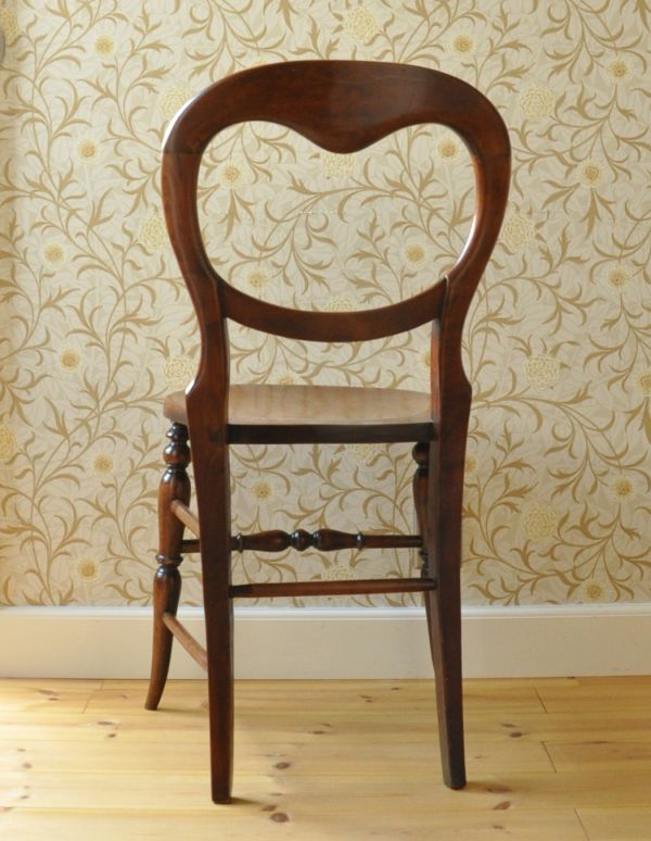 板座面 アンティーク チェア 可愛いアンティ−クチェア、木製のキッチンチェア。装飾があって、とっても可愛い背もたれです。(k-962-c)