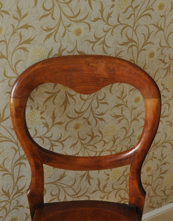 板座面 アンティーク チェア 可愛いアンティ−クチェア、木製のキッチンチェア。キズや汚れ、木目や色は1脚1脚微妙に違いますが、どれもキレイに仕上げています。(k-962-c)