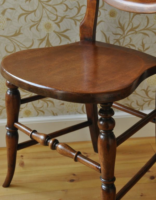 板座面 アンティーク チェア 可愛いアンティ−クチェア、木製のキッチンチェア。角が丸く作られているので、小さいお子様がいるご家庭でも安心です。(k-962-c)