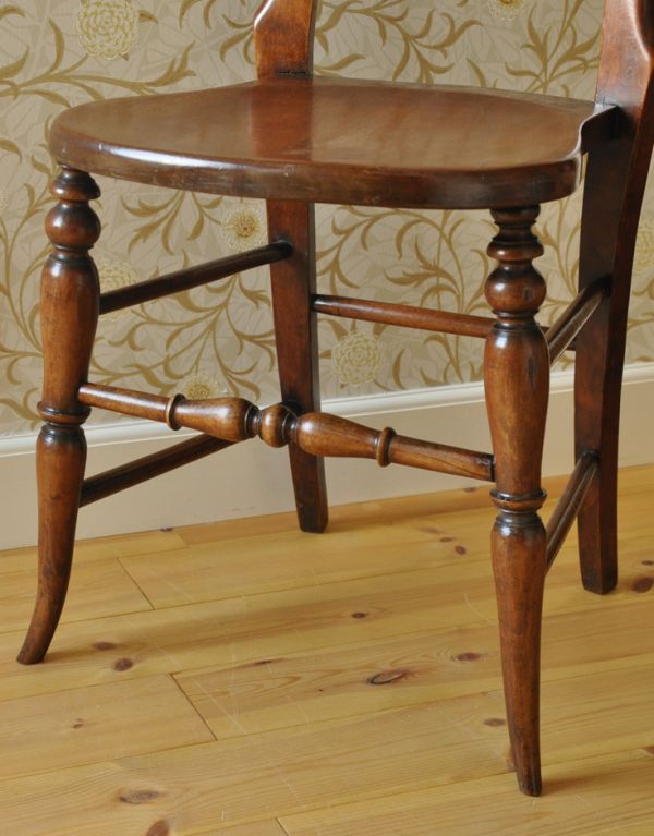 板座面 アンティーク チェア 可愛いアンティ−クチェア、木製のキッチンチェア。メンテナンスをしっかりしているので大柄な男性でも安心してお掛けください。(k-962-c)