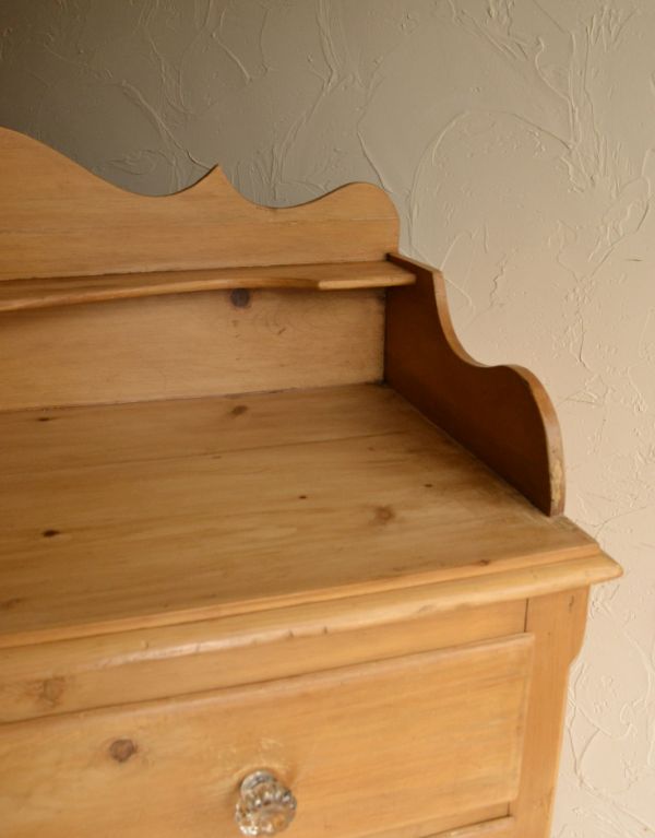 アンティークのチェスト アンティーク家具 パイン材を使ったアンティークの家具、可愛いチェスト(3段)。繊細なカッティングが施されています。(k-968-f)