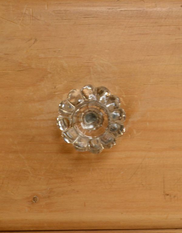 アンティークのチェスト アンティーク家具 パイン材を使ったアンティークの家具、可愛いチェスト(3段)。ガラスの取っ手がアクセントに!こう見えて使い勝手がいいです。(k-968-f)