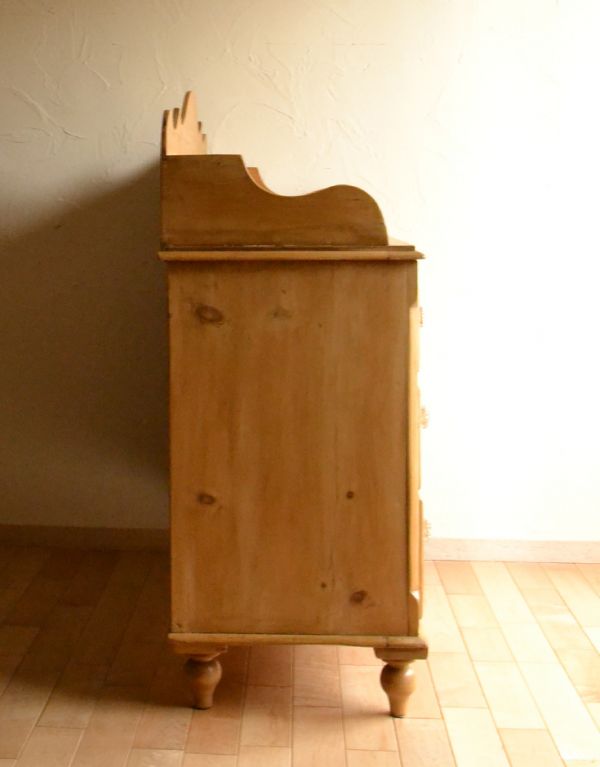アンティークのチェスト アンティーク家具 パイン材を使ったアンティークの家具、可愛いチェスト(3段)。サイドから見るとスッキリシンプル。(k-968-f)