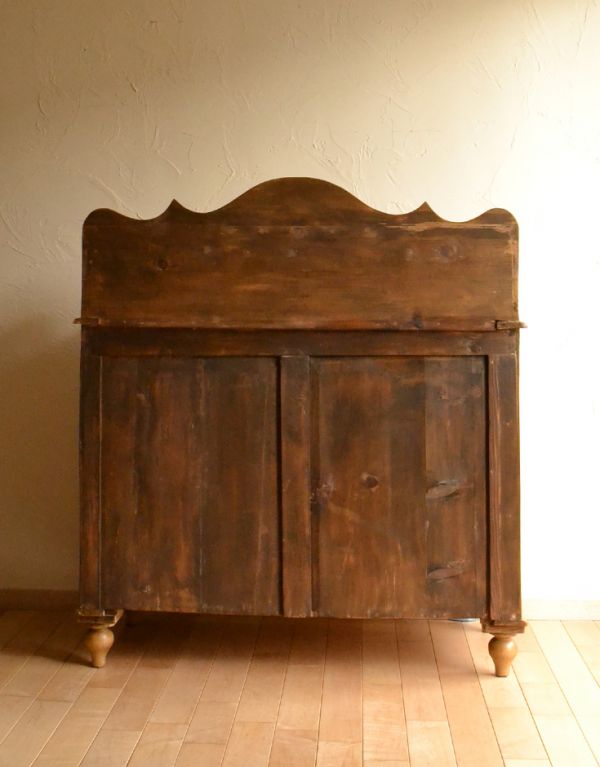 アンティークのチェスト アンティーク家具 パイン材を使ったアンティークの家具、可愛いチェスト(3段)。裏側もキチンと仕上げているので、キレイな状態です。(k-968-f)