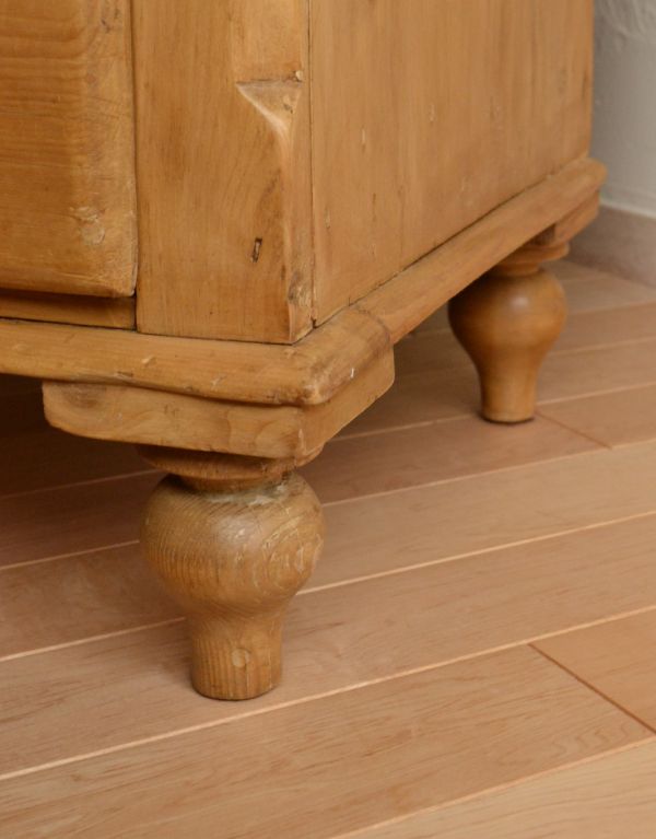 アンティークのチェスト アンティーク家具 パイン材を使ったアンティークの家具、可愛いチェスト(3段)。人気の彫りタイプのアンティークらしい脚です。(k-968-f)