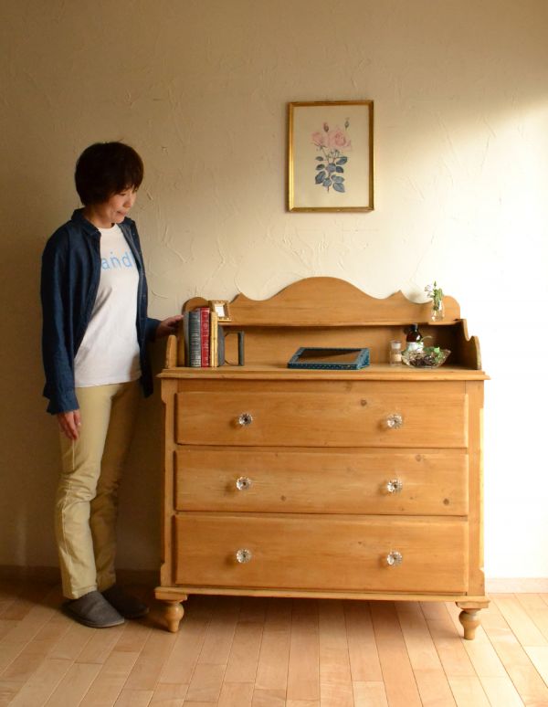 アンティークのチェスト アンティーク家具 パイン材を使ったアンティークの家具、可愛いチェスト(3段)。チェストらしいスタンダードなデザインがとっても可愛い。(k-968-f)