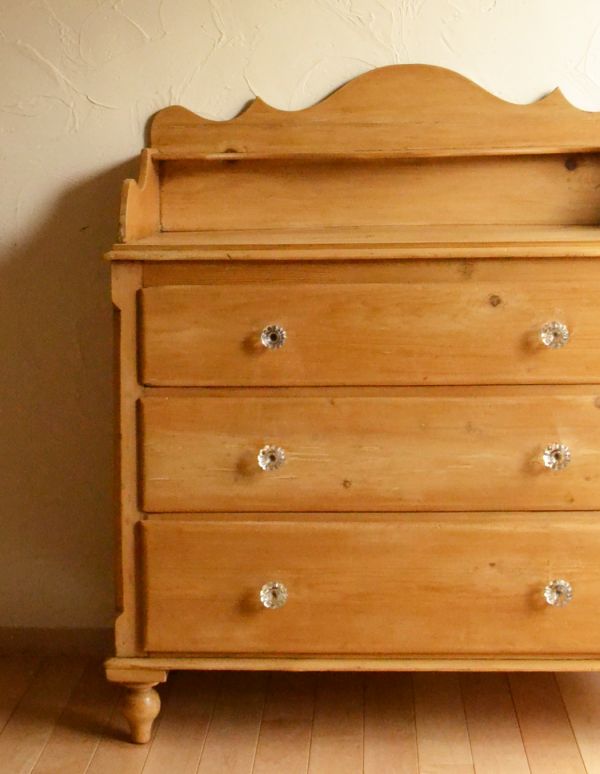 アンティークのチェスト アンティーク家具 パイン材を使ったアンティークの家具、可愛いチェスト(3段)。定番の形なので飽きずに長くお使い頂けます。(k-968-f)