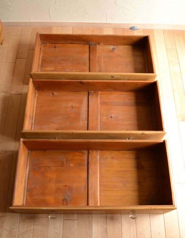 アンティークのチェスト アンティーク家具 パイン材を使ったアンティークの家具、可愛いチェスト(3段)。引き出しは全部で3杯あります。(k-968-f)
