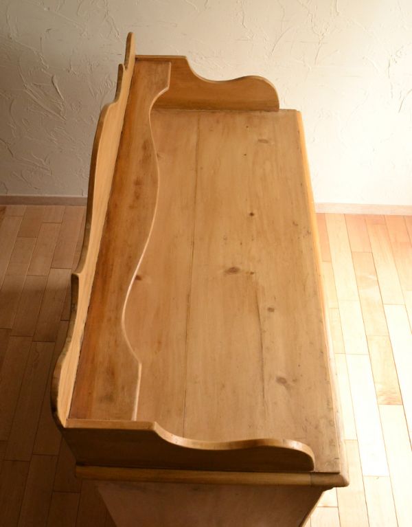 アンティークのチェスト アンティーク家具 パイン材を使ったアンティークの家具、可愛いチェスト(3段)。天板もキレイな状態です。(k-968-f)