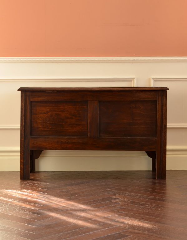 ロイドルームボックス　アンティーク家具　オーク材のクラシックなアンティーク家具、ベンチとしても使えるコファー。専門の職人によってお直ししていますが、アンティークは新品ではありません。(k-969-f)