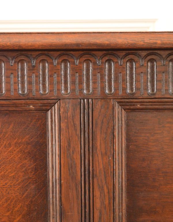 ロイドルームボックス　アンティーク家具　オーク材のクラシックなアンティーク家具、ベンチとしても使えるコファー。繊細で美しい彫刻は見事です。(k-969-f)