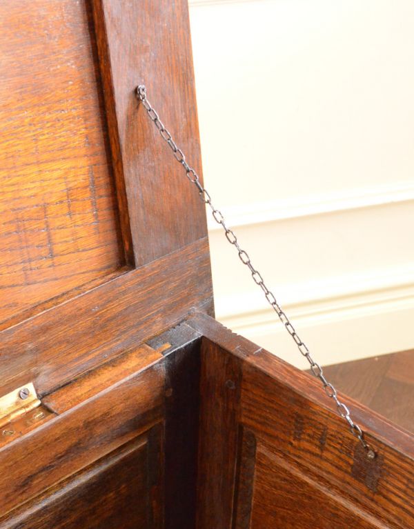 ロイドルームボックス　アンティーク家具　オーク材のクラシックなアンティーク家具、ベンチとしても使えるコファー。フタにはチェーンが付いているので、安全です。(k-969-f)