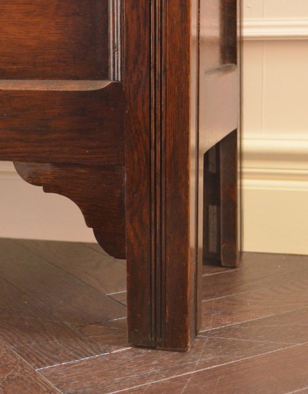 ロイドルームボックス　アンティーク家具　オーク材のクラシックなアンティーク家具、ベンチとしても使えるコファー。安定感のある脚です。(k-969-f)