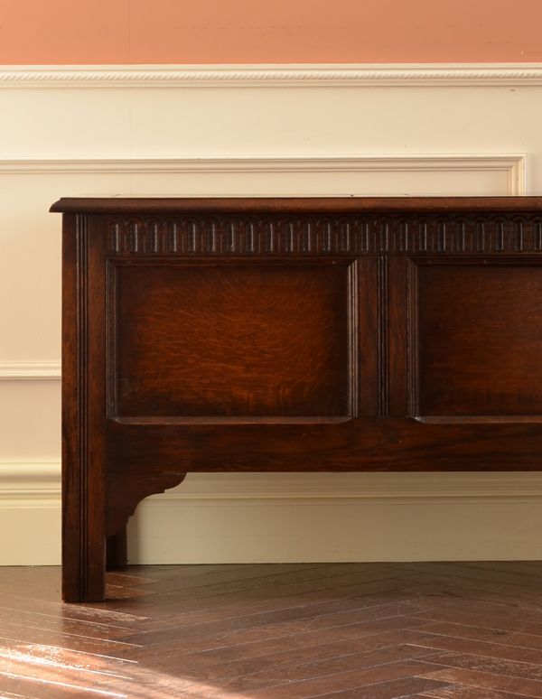 ロイドルームボックス　アンティーク家具　オーク材のクラシックなアンティーク家具、ベンチとしても使えるコファー。落ち着いたオークの色合いは、和室や書斎にもあわせやすいのでオススメです。(k-969-f)