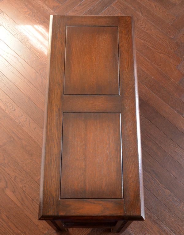 ロイドルームボックス　アンティーク家具　オーク材のクラシックなアンティーク家具、ベンチとしても使えるコファー。天板もキレイに仕上げました。(k-969-f)