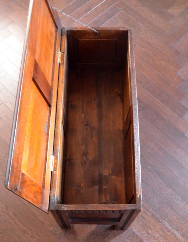 ロイドルームボックス　アンティーク家具　オーク材のクラシックなアンティーク家具、ベンチとしても使えるコファー。フタを開くと・・・本やクッション、ブランケットなど、リビングで散らかっているものの収納に大助かり！内側も美しい状態です。(k-969-f)