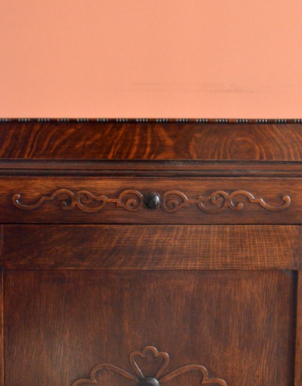 アンティーク家具　英国スタイルのアンティーク家具、オーク材のカップボード（食器棚）。カッティングが施されています。(k-970-f)