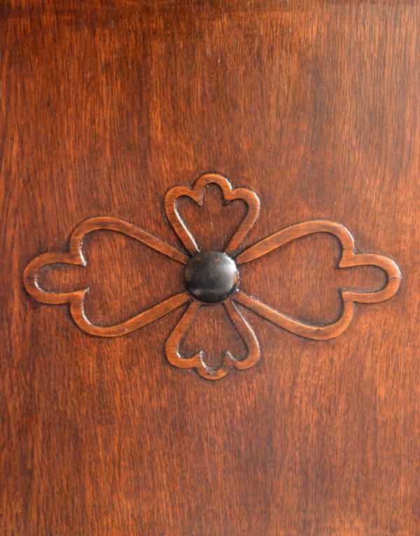 アンティーク家具　英国スタイルのアンティーク家具、オーク材のカップボード（食器棚）。風格と品があるので、リビングはもちろん、和室や書斎、客間にも最適。(k-970-f)