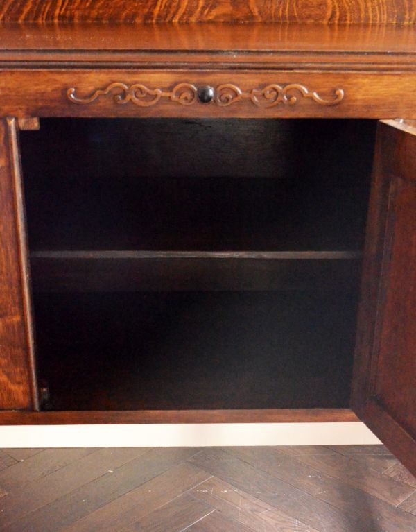 アンティーク家具　英国スタイルのアンティーク家具、オーク材のカップボード（食器棚）。棚板は固定されています。(k-970-f)