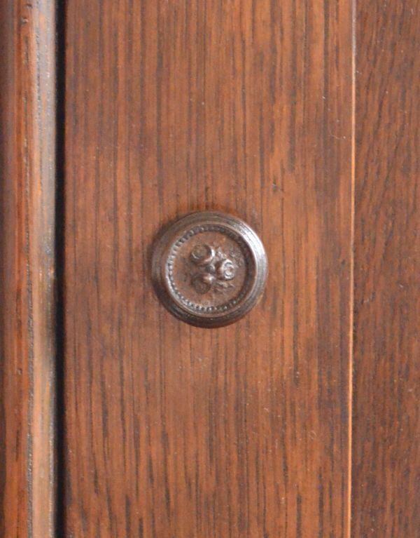 アンティーク家具　英国スタイルのアンティーク家具、オーク材のカップボード（食器棚）。取っ手も木製で仕上がっています。(k-970-f)