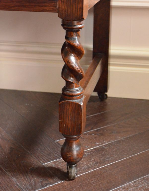 アンティーク家具　英国スタイルのアンティーク家具、オーク材のカップボード（食器棚）。きちんと調整したので、新しいものと比べるとスムーズではありませんが、ちゃんと動きます。(k-970-f)