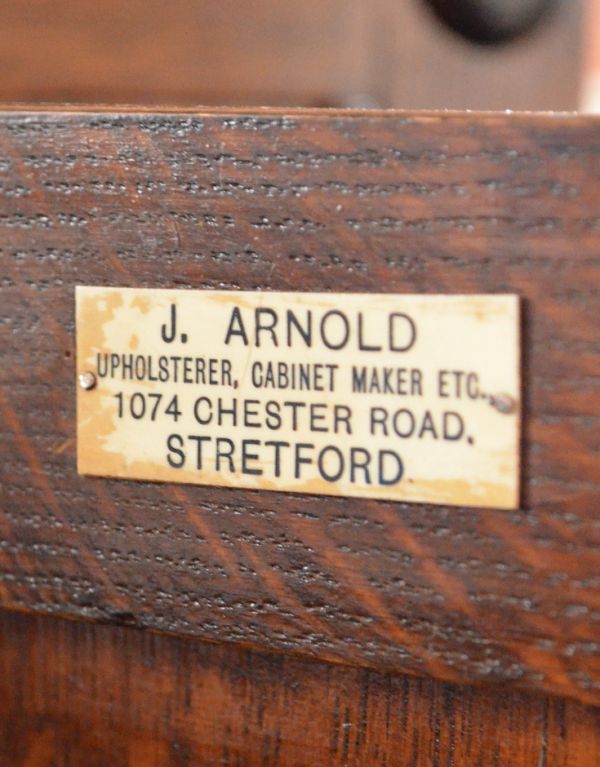 アンティーク家具　英国スタイルのアンティーク家具、オーク材のカップボード（食器棚）。家具メーカーのものと思われるタグが残っていました。(k-970-f)
