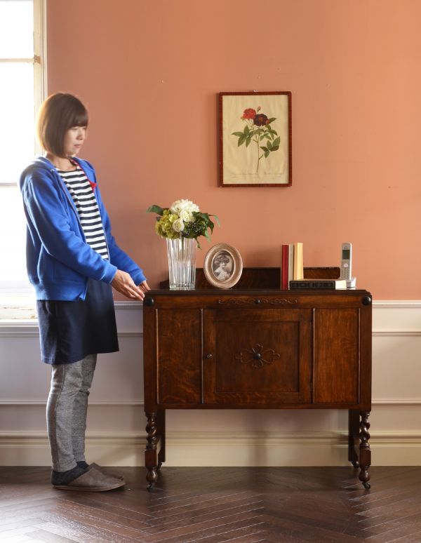 アンティーク家具　英国スタイルのアンティーク家具、オーク材のカップボード（食器棚）。リビングの電話台にいかがでしょう？家電を置いても雰囲気が崩れないところがさすがです。(k-970-f)