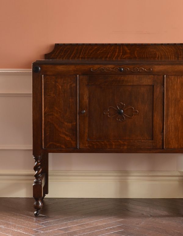 アンティーク家具　英国スタイルのアンティーク家具、オーク材のカップボード（食器棚）。品のあるオーク材の木目は、落ち着きがあって優しい印象を与えてくれます。(k-970-f)