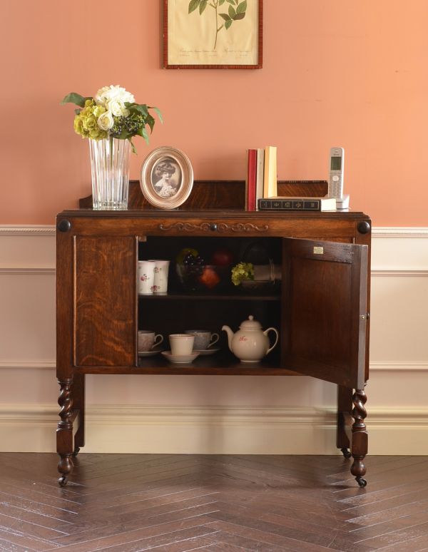 アンティーク家具　英国スタイルのアンティーク家具、オーク材のカップボード（食器棚）。棚板があるので整理しやすいです。(k-970-f)