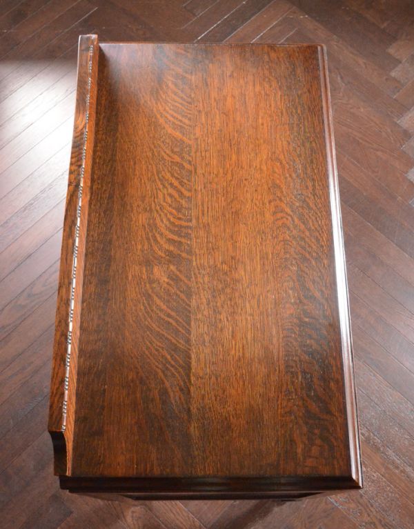 アンティーク家具　英国スタイルのアンティーク家具、オーク材のカップボード（食器棚）。天板もキレイな状態で仕上げてあります。(k-970-f)