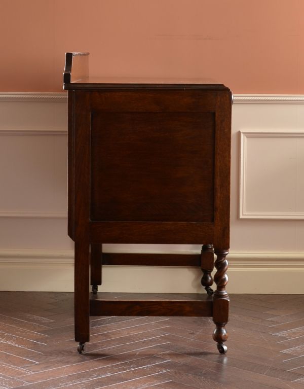 アンティーク家具　英国スタイルのアンティーク家具、オーク材のカップボード（食器棚）。丈夫に作られているので、安心してお使いいただけます。(k-970-f)